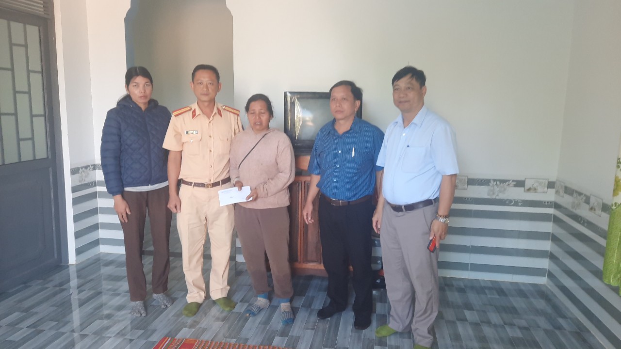 THĂM VÀ TẶNG QUÀ CHO GIA ĐÌNH CÓ NGƯỜI TỬ VONG VÌ TAI NẠN GIAO THÔNG NĂM 2022.
